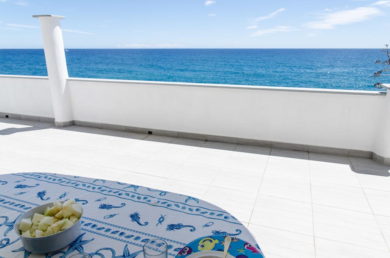 Seaside Holiday Apartment - Unique Location Cipressa المظهر الخارجي الصورة