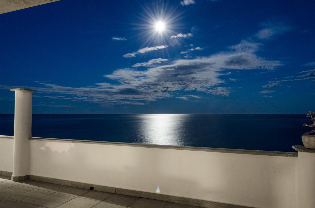 Seaside Holiday Apartment - Unique Location Cipressa المظهر الخارجي الصورة